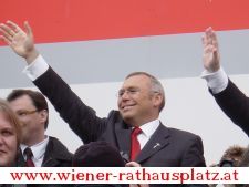 Bundeskanzler Alfred Gusenbauer am 1. Mai am Wiener Rathausplatz